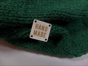 Metka z ekoskóry z fakturą HANDMADE 06 ecru, z dziurkami, 2x2 cm - 3 szt. 