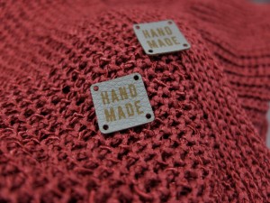 Metka z ekoskóry z fakturą HANDMADE 06 szara, z dziurkami, 2x2 cm - 3 szt. 