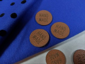 Metka z ekoskóry z fakturą HANDMADE 08 czekolada, koło 2x2 cm - 3 szt. 