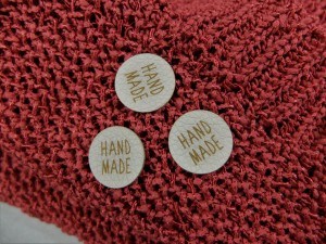 Metka z ekoskóry z fakturą HANDMADE 08 ecru, koło 2x2 cm - 3 szt. 