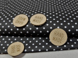 Metka z ekoskóry z fakturą HANDMADE 08 beżowa, koło 2x2 cm - 3 szt. 