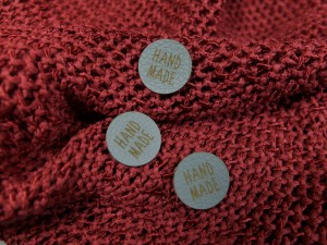 Metka z ekoskóry z fakturą HANDMADE 08 szara, koło 2x2 cm - 3 szt. 