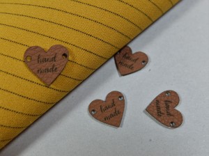 Metka z ekoskóry z fakturą HANDMADE 09 czekolada, serce 2x2 cm - 3 szt. 