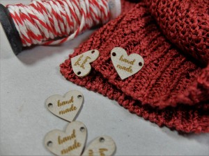 Metka z ekoskóry z fakturą HANDMADE 09 ecru, serce 2x2 cm - 3 szt. 