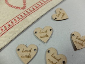 Metka z ekoskóry z fakturą HANDMADE 09 beżowa, serce 2x2 cm - 3 szt. 