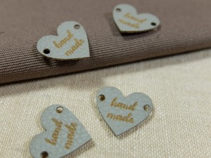 Metka z ekoskóry z fakturą HANDMADE 09 szara, serce 2x2 cm - 3 szt. 