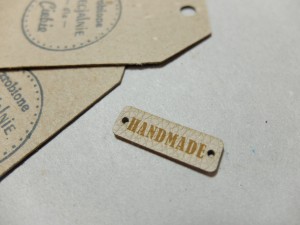 Metka z ekoskóry z fakturą HANDMADE 10 beżowa, z dziurkami, 3x1 cm - 3 szt. 